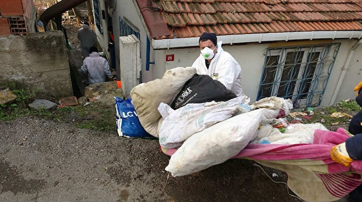 Pendik Ahmet Yesevi Mahallesinde Elmas Çetintaş’ın yaşadığı bir gecekondudan çevreye yayılan kötü kokular, belediye ekiplerini harekete geçirdi.