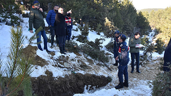 Kütahya Jandarma Komutanlığı ekipleri, Dumlupınar'ın Büyükaslıhanlar köyü İkizpınarı mevkisinde izinsiz kazı yapıldığı bilgisi üzerine harekete geçti. 
