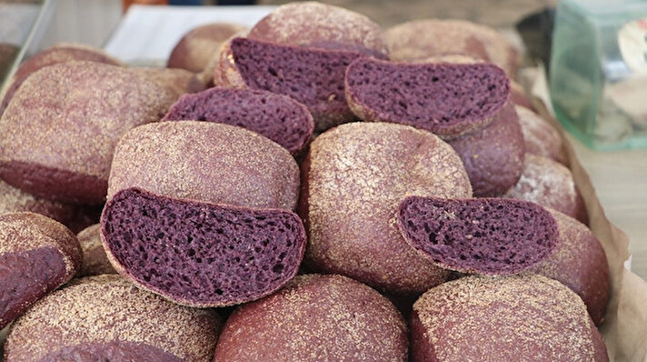 Japonya’da vatandaşların sağlıklı yaşam için vazgeçilmezlerinden olan mor ekmek, Türkiye’de de ilgi görmeye başladı. Sivas’ta bir fırın mor ekmeğin tanıtımı ve yaygınlaştırılması için kolları sıvayarak üretime başladı.