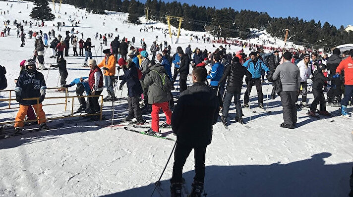 Kayakseverlerin akın ettiği Uludağ’a bu sezon yoğun ilgi var. Sömestir tatili öncesinde tatilcilerin ve günübirlikçilerin akın ettiği Uludağ, en yoğun günlerinden birini yaşıyor.