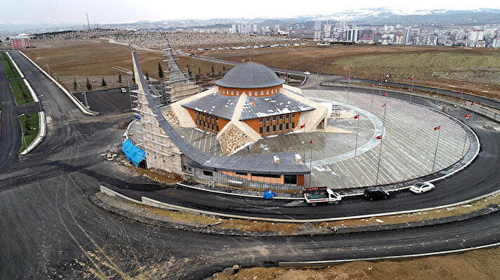 Sivas'ta, yapımına 2017 yılında başlanan ve 'ay-yıldız' şeklindeki mimarisiyle dikkati çeken caminin inşaatında sona gelindi. 