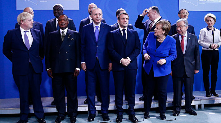 Liderler fotoğraf çekiminin ardından konferans salonuna geçti.