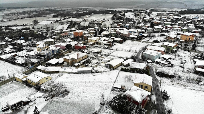İstanbul'un Silivri ve Çatalca ilçelerinde başlayan kar nedeniyle bazı yollar beyaza büründü. 