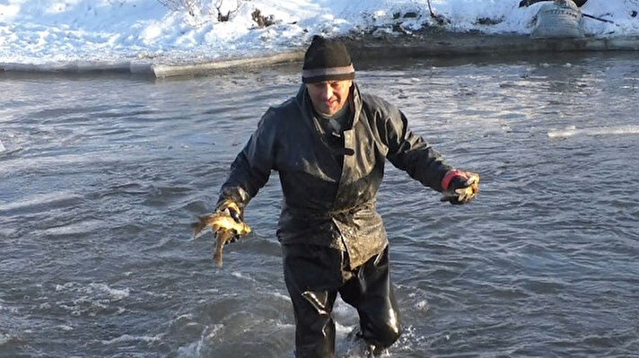 Kars merkez Çerme Köyü’nde ikamet eden balıkçılar, balık tutmanın kolay yolunu buldu. Balıkçılar iki ucuna kazık taktıkları yaklaşık 10 metrelik ağı önce belirledikleri buzun önüne kesiyor, ardından buzun üzerine çıkarak yanlarında getirdikleri demirlerle buzu kırıyorlar.