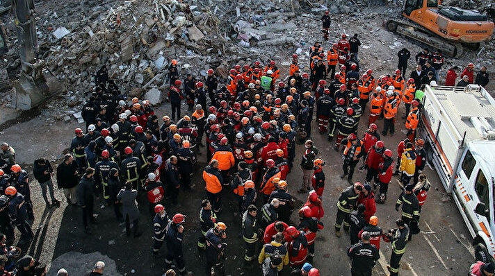 Geçtiğimiz Cuma akşamı 6.8 büyüklüğünde meydana gelen deprem sonrası Elazığ’da bazı bölgelerde yıkım yaşanmıştı. Yaşanan yıkım sonrası bölgeye çok sayıda gönderilen ekipler, 24 saat aralıksız çalışma yaptı.