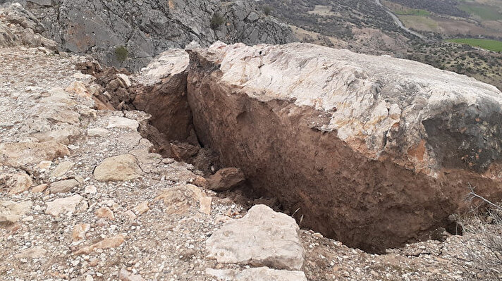 Geçen Cuma günü Elazığ'da meydana gelen depremin ardından Nemrut Dağı Milli Parkı'nda bulunan Arsemia Ören Yeri'nde, toprak ve kütle kayması meydana geldi.