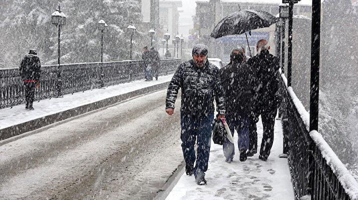 Trabzon'da, gece beklenen kar yağışı, bu sabah saat 10.00 sıralarına başladı. Kar yağışıyla birlikte, kent merkezine 3 yıl aradan sonra ilk kez kar yağmış oldu. 