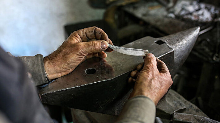 Deniztepe Mahallesi'nde oturan Durmuş Usta (60), yaklaşık 46 yıldır, el emeği göz nuru bıçaklar yapıyor. Evinin yanındaki kulübeyi atölyeye çeviren Usta, ünü dünyaya yayılan Serik bıçaklarını el işçiliğiyle ortaya çıkartıyor. 
