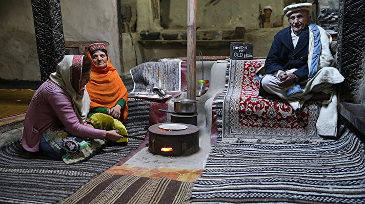 Pakistan'ın en kuzeyindeki Gilgit-Baltistan'a bağlı 200 kilometrelik Hunza vadisinde yaşayan Buruşo ve Vakhi halkları, 2 bin metrenin üzerindeki dağlık bölgelerde kışın gelmesiyle ülkenin geri kalanından aylarca izole halde yaşıyor.
