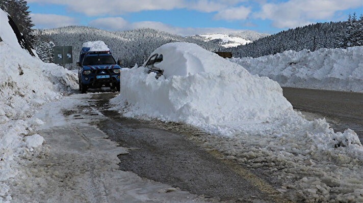 Kastamonu-İnebolu kara yolu Küre ilçe girişinde sürücüsü belirlenemeyen bir otomobil kar yağışı nedeniyle rampayı çıkamadı. Daha sonra sürücü aracı kaldığı yerde bırakarak, olay yerinden ayrıldı.
