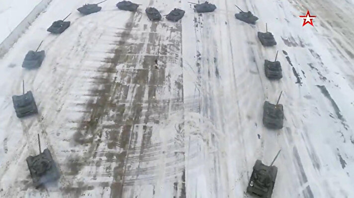 Rus asker, Moskova bölgesindeki kırsal bir kesimde yer alan Alabino poligonunda 16 adet T-72B3 tankıyla oluşturulan kalp şeklinin ortasına kız arkadaşıyla birlikte yürüdü. 