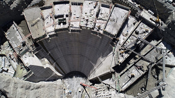 Devlet Su İşleri (DSİ) Genel Müdürlüğü tarafından inşa edilen Yusufeli Barajı ve Hidroelektrik Santralı (HES) Projesi’nde baraj gövde betonu dökülmesi çalışmalarının hız kesmeden devam ediyor. Tamamlandığında ülkemizin en yüksek barajı unvanını alacak Yusufeli Barajı’nda gövde 184 metre yüksekliğe ulaşıldı. Baraj genelinde yüzde 72’lik fiziki gerçekleşme sağlanırken, dökülen gövde beton miktarı ise 2.562.000 metreküp seviyesi ulaştı.