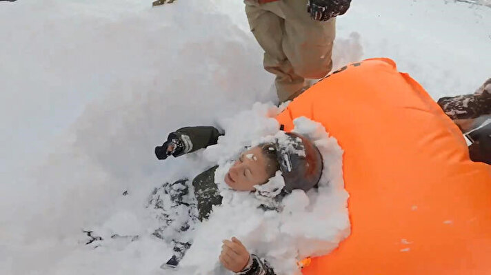 Kadınlardan birinin kurtarılma anı ise bir snowboarcunun kaskındaki kamera tarafından kaydedildi.