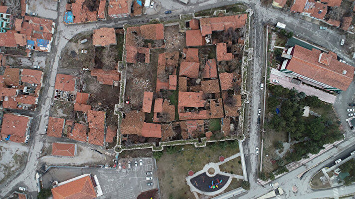 Çorum'da, 1571 yılında inşa edilen Çorum Kalesi, günümüzde yapı işgaline uğradı. Çorum Belediyesi tarihi Çorum Kalesi'nin yapı işgalinden kurtarılması için 2016 yılında restorasyon çalışması başlattı.