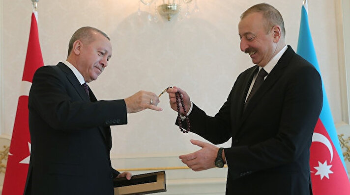 Cumhurbaşkanı Recep Tayyip Erdoğan 8. Türkiye-Azerbaycan Yüksek Düzeyli Stratejik İşbirliği Konseyi toplantısına katılmak üzere geldiği Azerbaycan'ın başkenti Bakü'de resmi törenle karşılandı. 