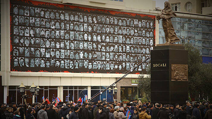 Azerbaycanlılar, Ermenilerin Hocalı'da katlettiği 613 kişiyi anmak için Bakü'deki Ana Feryadı Anıtı'na akın etti.
