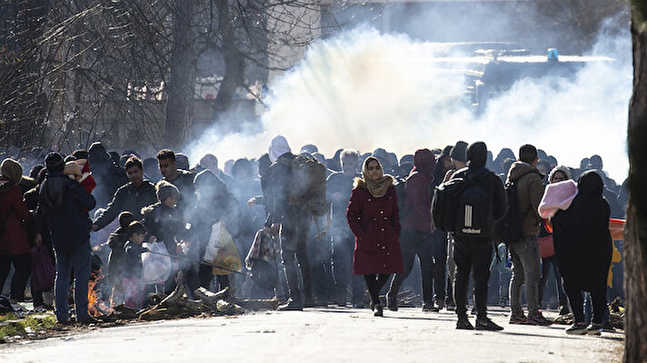 Öğle saatlerinde Avrupa'ya çıkmak için tali yolları kullanan göçmenlerden bir grup, Türkiye ve Yunanistan sınır kapısı arasındaki tampon bölgeye giriş yapmıştı.
