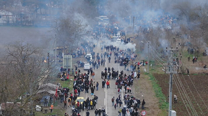 Edirne'de Pazarkule sınır kapısı önünde bekleyen yüzlerce göçmen havadan görüntülendi.