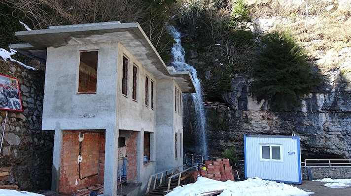 Trabzon’un Düzköy ilçesine bağlı Çal Mahallesi’nde denizden bin 50 metre yükseklikte bulunan Çal Mağarası’nın girişine yapılan iki katlı binanın bitirilememesine tepkiler geliyor. Dünyanın en uzun ikinci mağarası olarak bilinen Çal Mağarası’nda geçtiğimiz aylarda yapımına başlanılan 2 katlı yapı kış şartları nedeniyle bitirilemedi. 