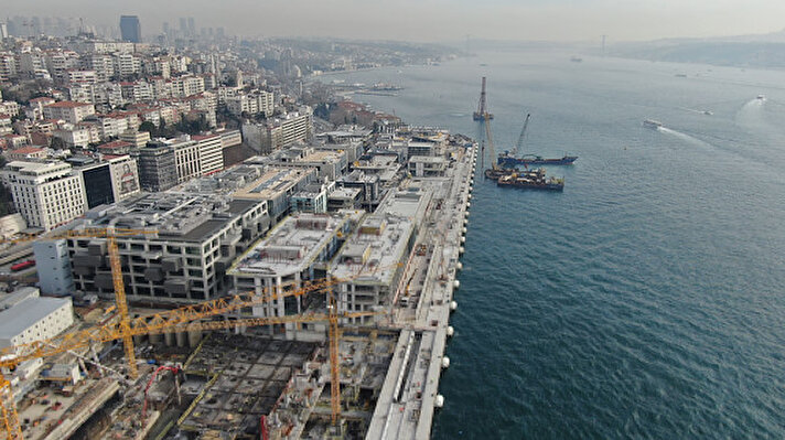 Galataport projesinde, Karaköy Rıhtımı’ndan Mimar Sinan Üniversitesi Fındıklı Kampüsü’ne kadar uzanan 1.2 kilometrelik sahil şeridinde çalışmalar 2016 yılı sonunda başlamıştı. Önce limanın Karaköy bölgesinde bulunan tek ve iki katlı yolcu kabul ve pasaport işlemlerinin yapıldığı eski binalar ve antrepoların yıkım işi tamamlanmıştı. Daha sonra proje alanında yer alan İstanbul Modern Sanat Müzesinin bulunduğu binanın yıkılmasıyla yapım çalışmalarına hız verilmiş,  geçen yıl ilk ilk beton dökme işleminin ardından yeni binaların yapılmasına başlanmıştı.
