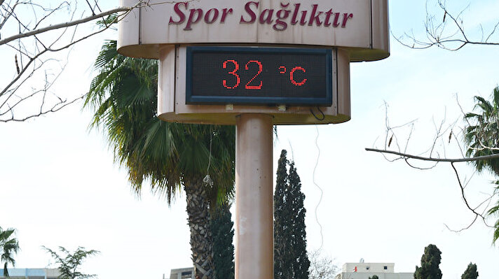 Meteoroloji Genel Müdürlüğü'nün anlık verilerine göre, Adana'da hava sıcaklığı saat 13.30'da gölgede 28 derece ölçüldü. 