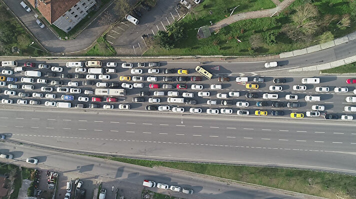 İkitelli Caddesi'nde her sabah yaşanan trafik yoğunluğu nedeniyle bazı vatandaşlar yaklaşık bir saatini trafikte geçiriyor. 