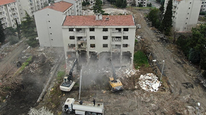 Zeytinburnu’nda Millet Bahçesi yapılacak olan alandaki askeri lojmanların yıkımına başlandı. Yıkımına başlanan askeri lojmanların içerisinde 48 blok, 520 lojmanın yanı sıra, misafirhane, gazino, düğün salonu gibi diğer hizmet binaları bulunuyor.