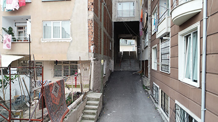 Samsun'un İlkadım ilçesi Kökçüoğlu Mahallesi Hisar Sokak’ta yıllar önce imar planında yol görünen araziye vatandaşlar 8 katlı kaçak bina inşa etti. Belediyenin girişimleri sonucu 8 yıl önce bina yıkıldı. Yıkılan binanın arkasında kalan ve altından yol geçen 5 katlı bina da ortaya çıktı. 
