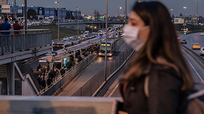 İstanbul'da koronavirüs salgını nedeniyle toplu ulaşım araçlarını kullanan vatandaşlar maske ve eldiven takmaya başladı.