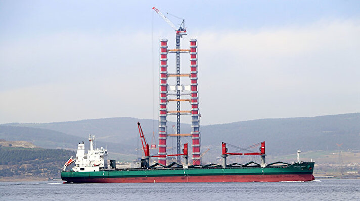 318 metrelik kulelerin Haziran ayında tamamlanması, yaz sonunda ise köprüde kablo örme çalışmalarına başlanması planlanıyor.