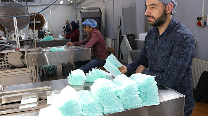 Yozgat'tın Organize Sanayi Bölgesi'ndeki fabrikalarında 10 yıldır maske üretimi yapan Süleyman Doğan, artan siparişlere yetişebilmek için 3 vardiya çalıştıklarını söyledi. 