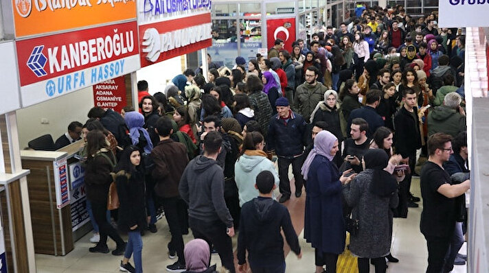 Haberi alan üniversiteli gençler adeta Zonguldak Şehirlararası Otobüs Terminali’ne akın etti. Hazırlıksız yakalanan bazı işletmeciler ek seferler ile öğrencileri ailelerine ulaştırmak için adeta birbirleriyle yarıştı.