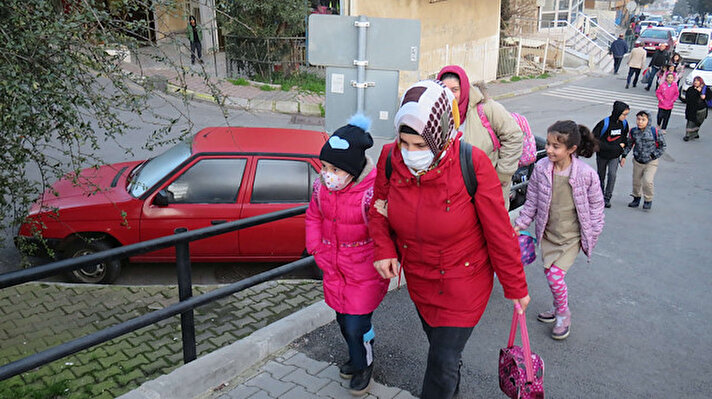 Cumhurbaşkanlığı Sözcüsü İbrahim Kalın, dün 16 Mart'tan itibaren okulların tatil edildiğini açıkladı. Koronavirüs salgını nedeniyle alınan önlemlerin ve okulların tatil edilmesi velileri memnun etti. 