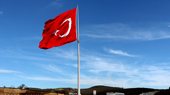 Kavak ilçesindeki, Türkiye’nin dalgalanan en büyük bayrağı olarak gösterilen 2 bin metrekarelik dev Türk bayrağı, 9 yıl önce yaptırıldı. 