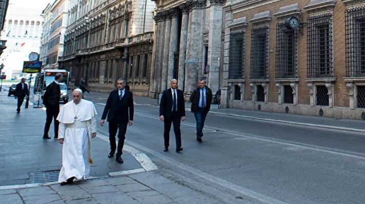 Papa Francis, Vatikan’dan ayrılarak koronavirüs (Covid-19) salgını sebebiyle boş olan Roma sokaklarında gezindi. 