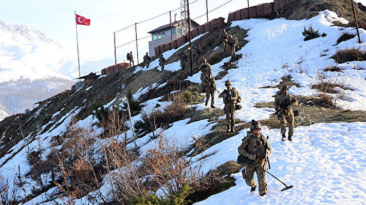Teröristlerden arındırılan yüksek rakımlı bölgelere üsler kuran Bitlis İl Jandarma Komutanlığı ekipleri, termal kameralar, son teknolojik cihazlar ve drone ile bölgeyi sürekli kontrol altında tutuyor.