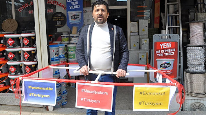 Gaziantep'in Islahiye ilçesinde Mustafa Gebelek, kendisini koronavirüsten koruyabilmek için demir borulardan bir 1,5 metrelik bir aparat geliştirdi.