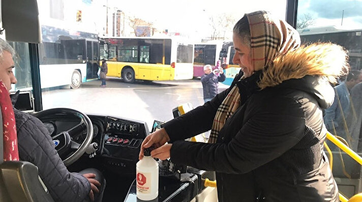 Çin’de ortaya çıkan ve kısa sürede tüm dünyaya yayılan yeni tip korona virüs salgınına karşı aldığı tedbirleri uygulamayı sürdüren İstanbul Özel Halk Otobüsleri Esnaf Odası, şoförler ve yolcuların kullanması için İstanbul’da bulunan 2 bin 154 halk otobüsüne el dezenfektan kutuları yerleştirdi. 