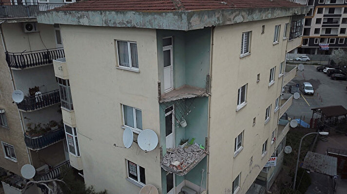 Batı Mahallesi Dr. Orhan Maltepe Caddesi'ndeki 4 katlı bir binanın üçüncü ve dördüncü katlarındaki balkonlar, saat 01.30 sıralarında büyük bir gürültüyle çöktü.