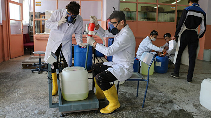 Çankırı Mesleki ve Teknik Anadolu Lisesi Kimya Teknolojisi Alanı öğretmen ve öğrencileri, 2016 yılından bu yana, kentteki kamu kurumları için dezenfektan üretiyor.