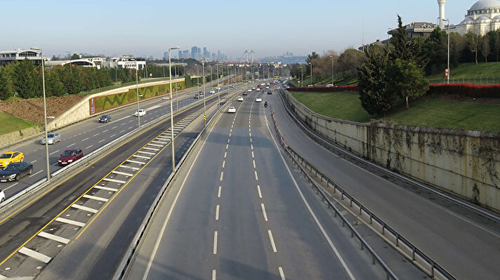 Koronavirüs salgınının Türkiye'de de görülmesinin ardından İstanbullular evde kalmayı tercih ediyor. 