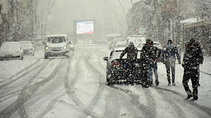 Muş'ta etkili olan kar yağışı ve tipi nedeniyle 35 köy yolu ulaşıma kapanırken, mart ayında yağan kar ise şaşkınlığa neden oldu. 