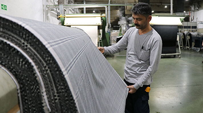 Adana'da bir tekstil firmasının, plastik atıklardan elde edilen elyafı çeşitli işlemlerden geçirerek dokuduğu kumaşlar ihraç ediliyor.