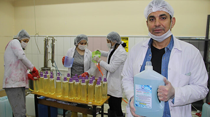 Kocasinan'da bulunan Ahi Evran Mesleki ve Teknik Anadolu Lisesi Kimya Bölümü öğretmen ve öğrencileri, 2017 yılından bu yana, kentteki kamu kurumları için dezenfektan üretiyor.