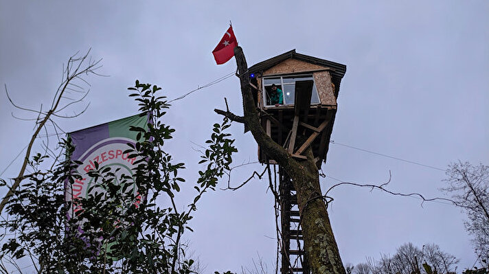 Tahsin Öztürk, Merkez mahallesindeki evinin yanında bulunan 8 metre yüksekliğindeki kiraz ağacının tepesine, 8 metrekarelik ağaç ev yaptı. 