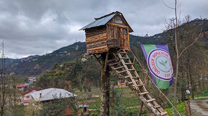 A 23-year-old Turkish man from the Black Sea province of Rize built a wooden treehouse to practice social distancing amid the outbreak of the novel coronavirus (COVID-19). Tahsin Öztürk said he will not leave the 8-square-meter studio apartment until the threat of the pandemic had gone."I have built a safe zone against coronavirus. I started to live here and find peace of mind while staying away from the crowds. I enjoy the view from my house and drink my tea" Öztürk said. He added that the first thing he does while receiving few guests is offering some Turkish-made cologne (kolonya), a traditional ethanol-based scented disinfectant. Colognes made with 80% alcohol, are being embraced for their disinfectant properties.