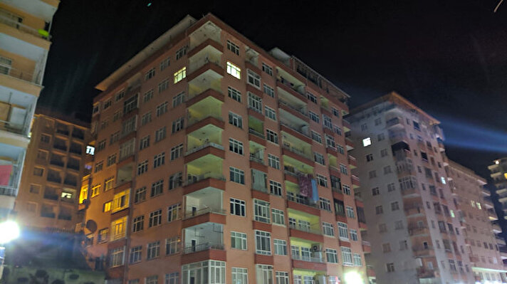 Rize’de 11 katlı apartmanın taşıyıcı kolonlarında meydana gelen hasar yüzünden bina tahliye edildi.
