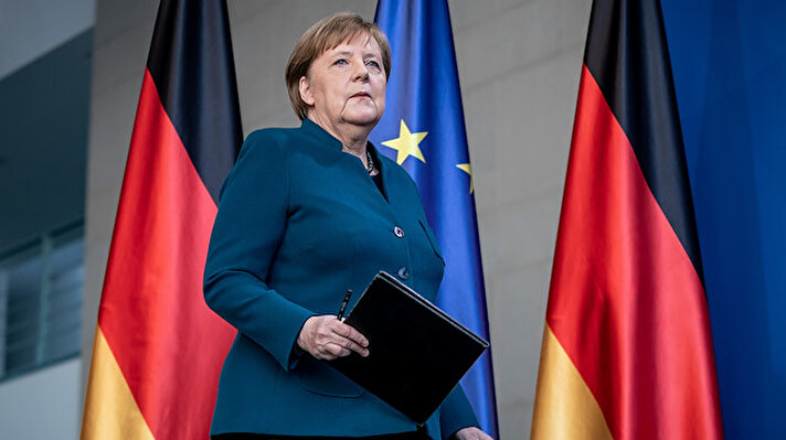 Almanya Şansölyesi Angela Merkel, yeni tip koronavirüs Kovid-19'un yayılmasıyla ilgili gazetecilere açıklamalar yaptı. Merkel bu toplantıdan bir saat sonra, cuma günü kendisine iğne vuran doktorun koronavirüs testinin pozitif çıktığını öğrendi. Merkel'in basın toplantısındaki durgun hali Reuters'in servis ettiği fotoğraflara yansıdı.