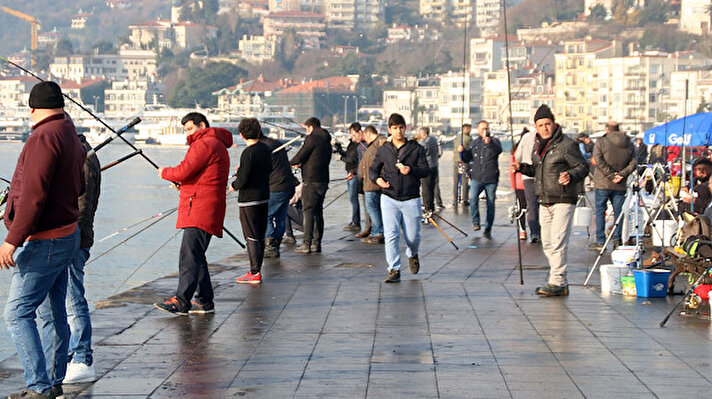 Bazı İstanbullular  dün olduğu gibi bugün de  koronavirüs tehlikesine aldırış etmeden sahile akın ettiler.