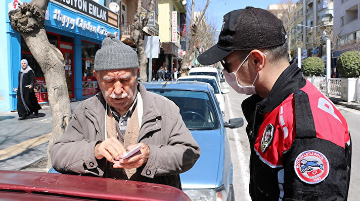 Kentte polis ekipleri, banka ATM'leri önünde sırada bekleyen vatandaşlara sosyal mesafelerini korumaları yönünde uyarıda bulundu. 